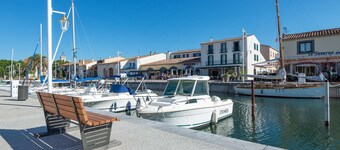 Beautiful sea view flat just steps away from the beach