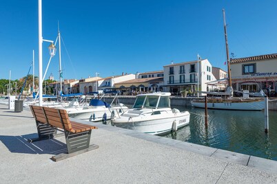 Beautiful sea view flat just steps away from the beach