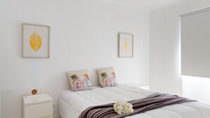 2 bedrooms, desk, iron/ironing board, travel cot - AZORES CALHETA INN T2 1drto (Ponta Delgada)