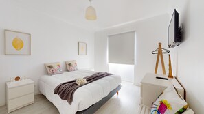 3 soverom, skrivebord, strykejern/-brett og reiseseng for barn