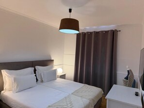 1 室のベッドルーム、デスク、アイロン / アイロン台、旅行用ベビーベッド