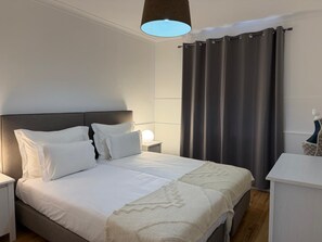 1 多间卧室、办公桌、熨斗/熨衣板、旅行婴儿床