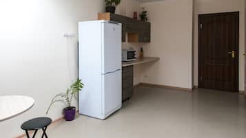 Mini-Kühlschrank, Mikrowelle, Wasserkocher
