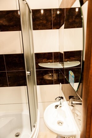 Regadera, amenidades de baño gratuitas, secadora de cabello, toallas