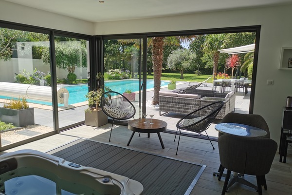 Una piscina al aire libre, una piscina climatizada