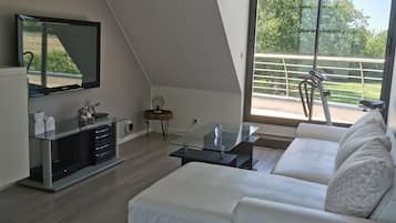 Smart TV, reproductor de DVD, mesa de ping pong, oficina