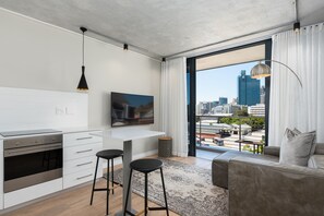 Apartamento Signature | Zona de estar | Una televisión de pantalla plana, Netflix, servicios de streaming