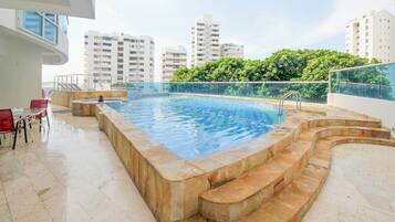 Una piscina al aire libre