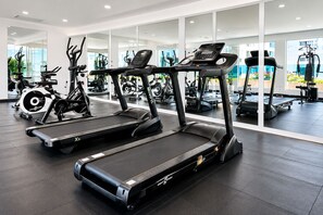 Una palestra moderna con tapis roulant, cyclette e macchinari per pesi.