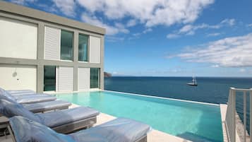 Piscina externa, espreguiçadeiras