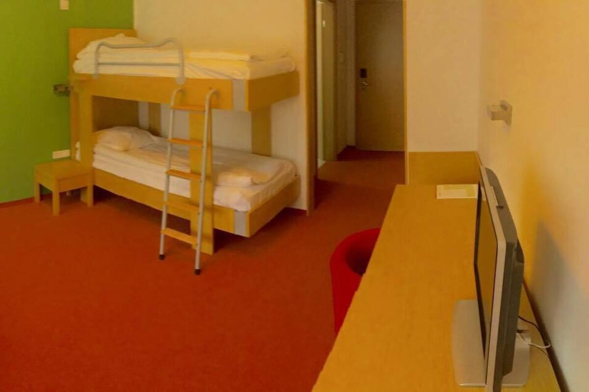 1 habitación, caja de seguridad en la habitación y escritorio