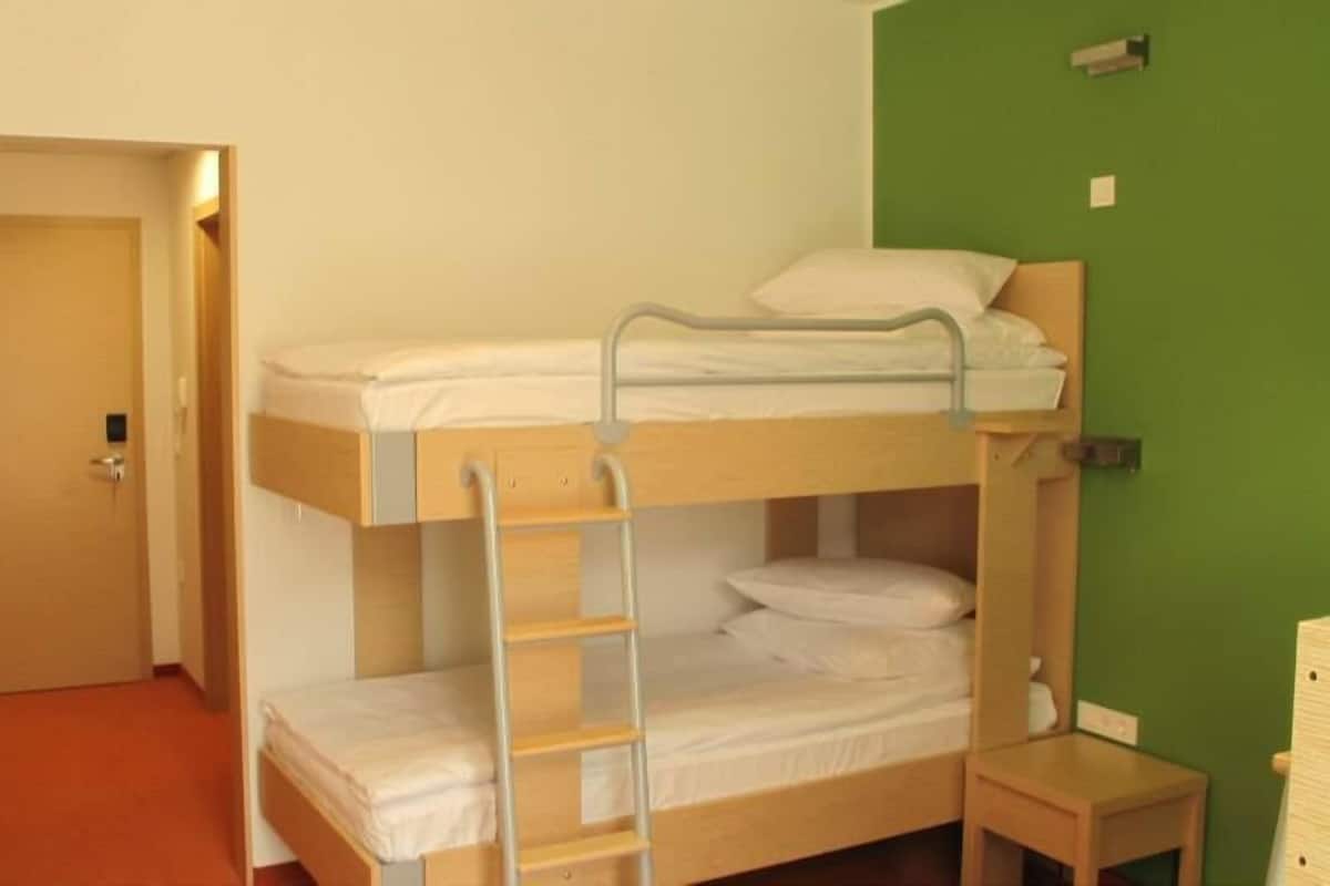 1 habitación, caja de seguridad en la habitación y escritorio