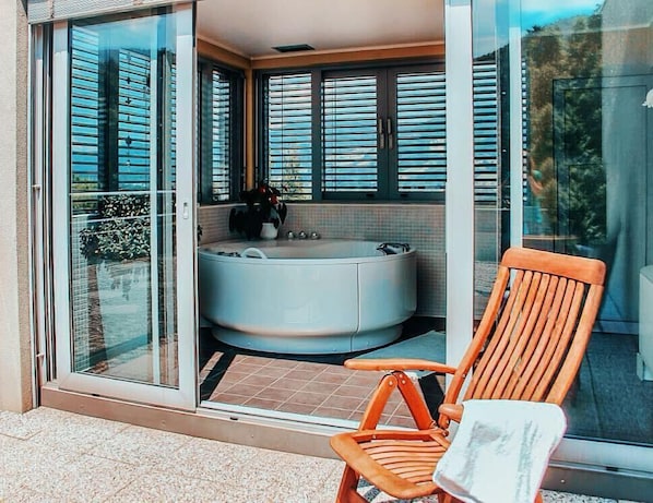 Leilighet – deluxe | Oppholdsområde | Flatskjerm-TV