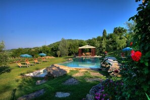 Outdoor pool, pool umbrellas, pool loungers - Agriturismo Ardene (Montepulciano)