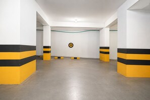 A parking garage with yellow and black striped pillars, a speed limit sign, and a green cable on the ceiling. - Penthouse • Private pool • Ocean view • Beach 1803 (Cartagena)