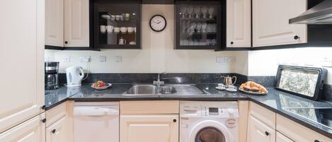 Frigorifero, microonde, forno, lavastoviglie