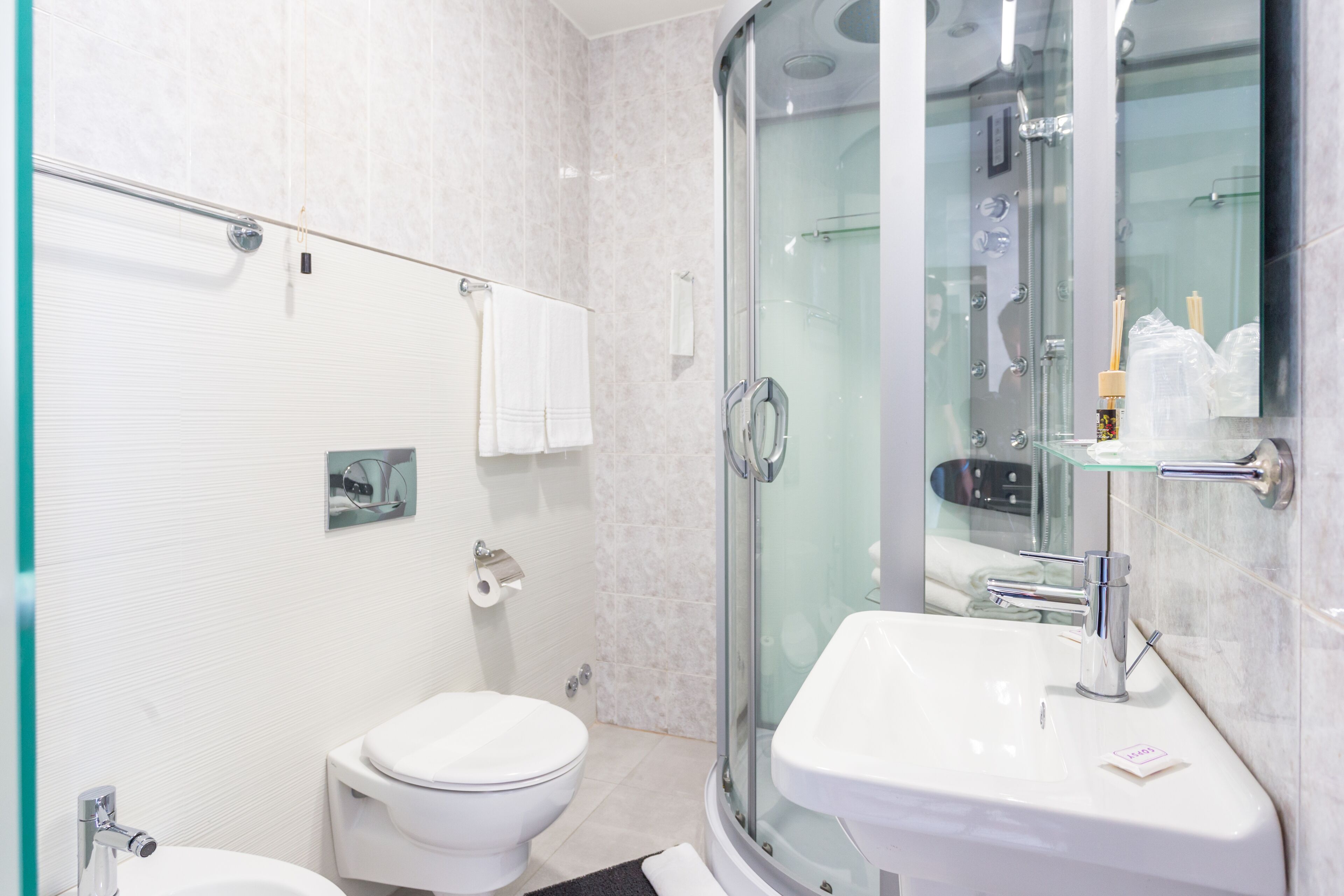 Camera doppia, balcone | Bagno | Doccia, set di cortesia gratuito, asciugacapelli, bidet