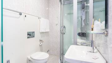 Camera doppia, balcone | Bagno | Doccia, set di cortesia gratuito, asciugacapelli, bidet