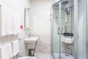 Een douche, gratis toiletartikelen, een haardroger, een bidet