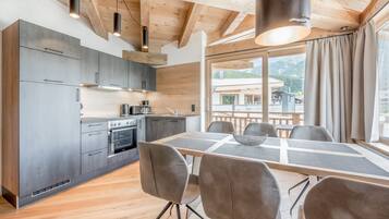 Premium Apartment | Private kitchen | Full-sized fridge, microwave, oven, stovetop