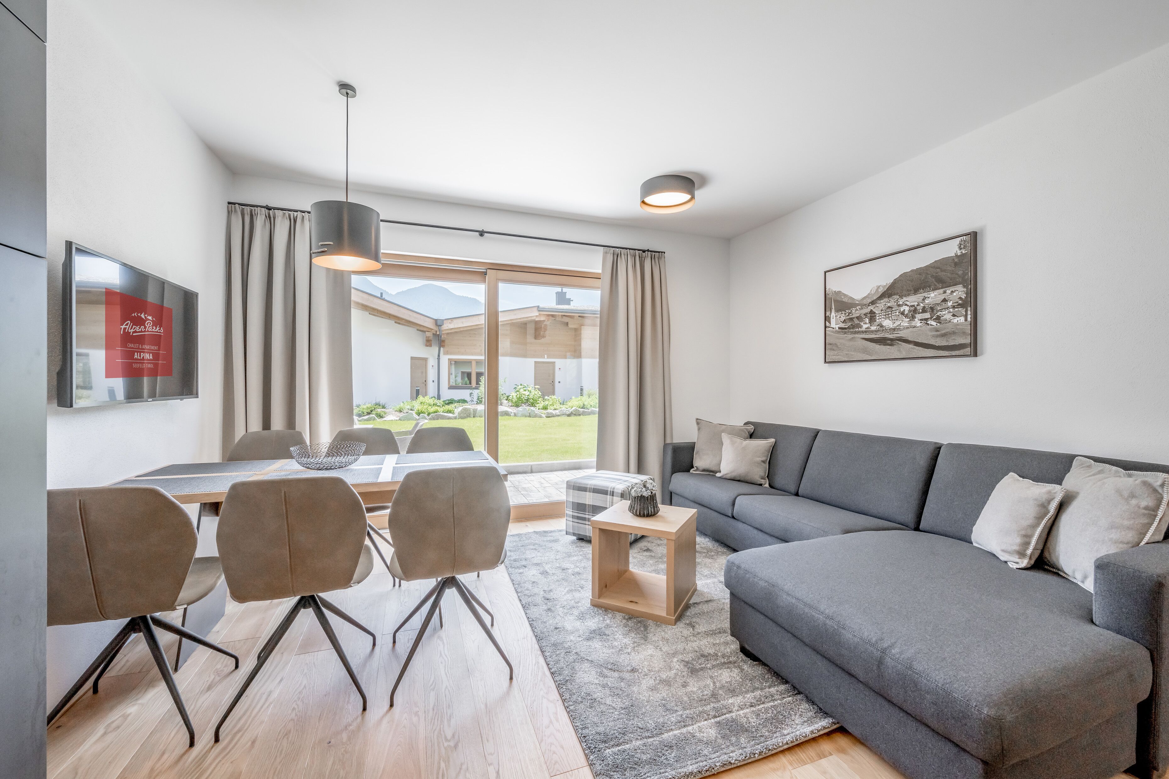 Deluxe appartement | Woonruimte | Een 40-cm flatscreentelevisie met satellietzenders en televisie