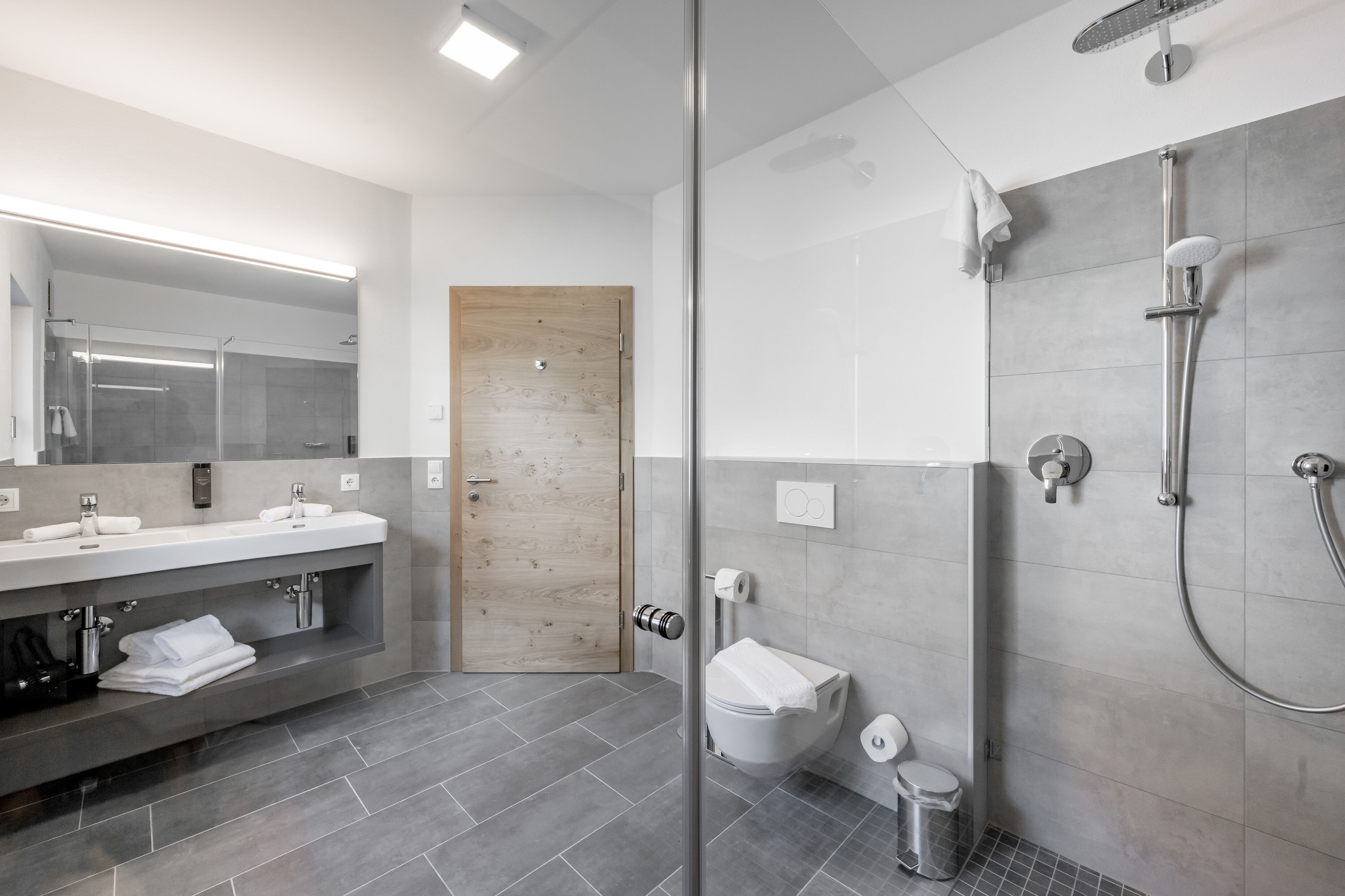 deluxe apartment | bathroom | shower, free toiletries, hair dryer, towels