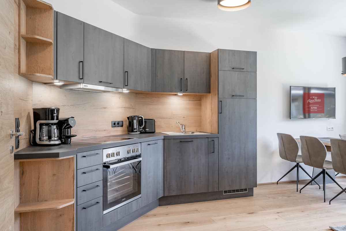 deluxe apartment | private kitchen | full-sized fridge, microwave, oven, stovetop
