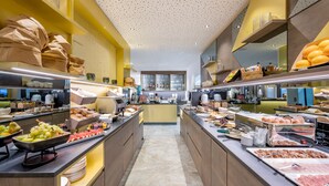 A buffet setup with various food items and beverages. - AlpenParks Chalet & Apartment Alpina Seefeld (Seefeld in Tirol)