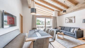 Deluxe Apartment | Living area