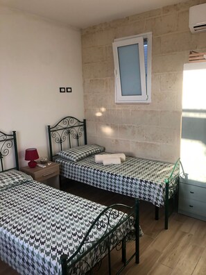 3 室のベッドルーム、アイロン / アイロン台、WiFi (無料)、ベッドシーツ