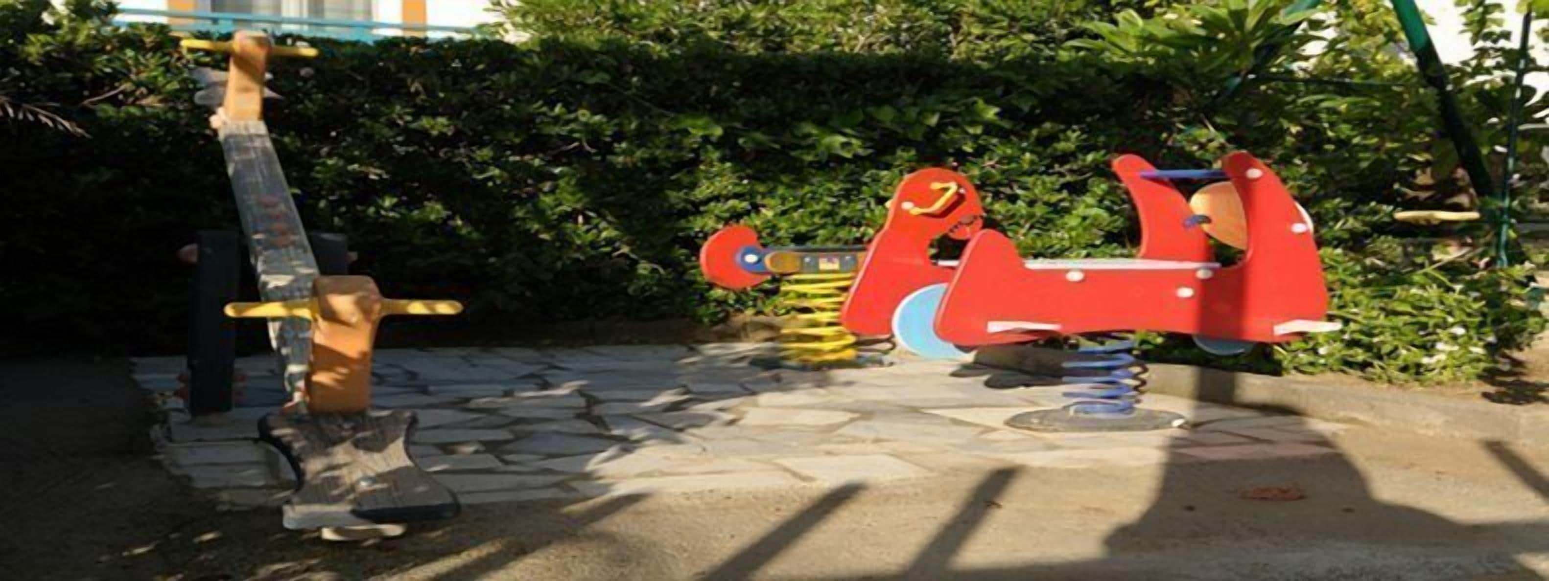 Équipement de fitness installé en plein air, dans un parc.