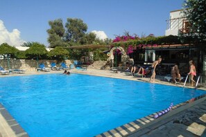 Seasonal outdoor pool, open 8:00 AM to 8:00 PM, pool loungers
