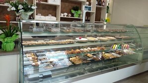 A bakery display case with various baked goods. - B&B Le Parmente (Casarano)