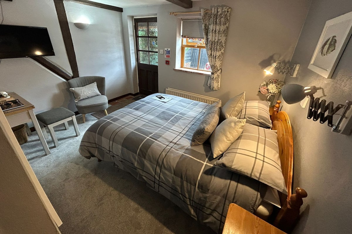 Premium bedding, individually decorated, individually furnished, desk
