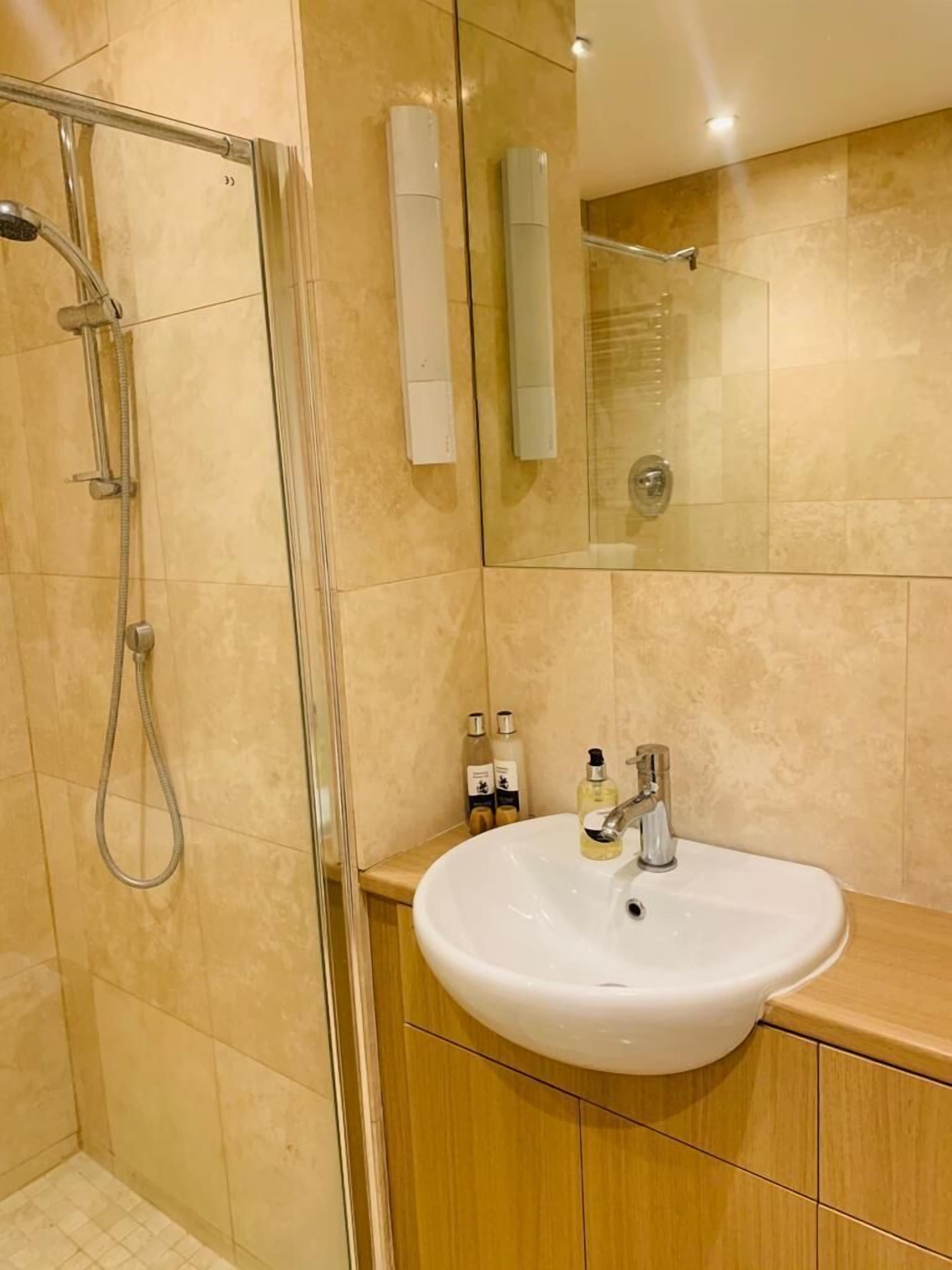 superior king room | bathroom | free toiletries, hair dryer, towels