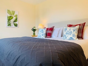 Superior King Room | Premium bedding, individually decorated, individually furnished, desk - The George & Dragon Country Pub & Hotel (Tadley)