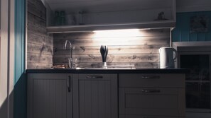 Cottage (Rorbu 1) | Private kitchen | Highchair