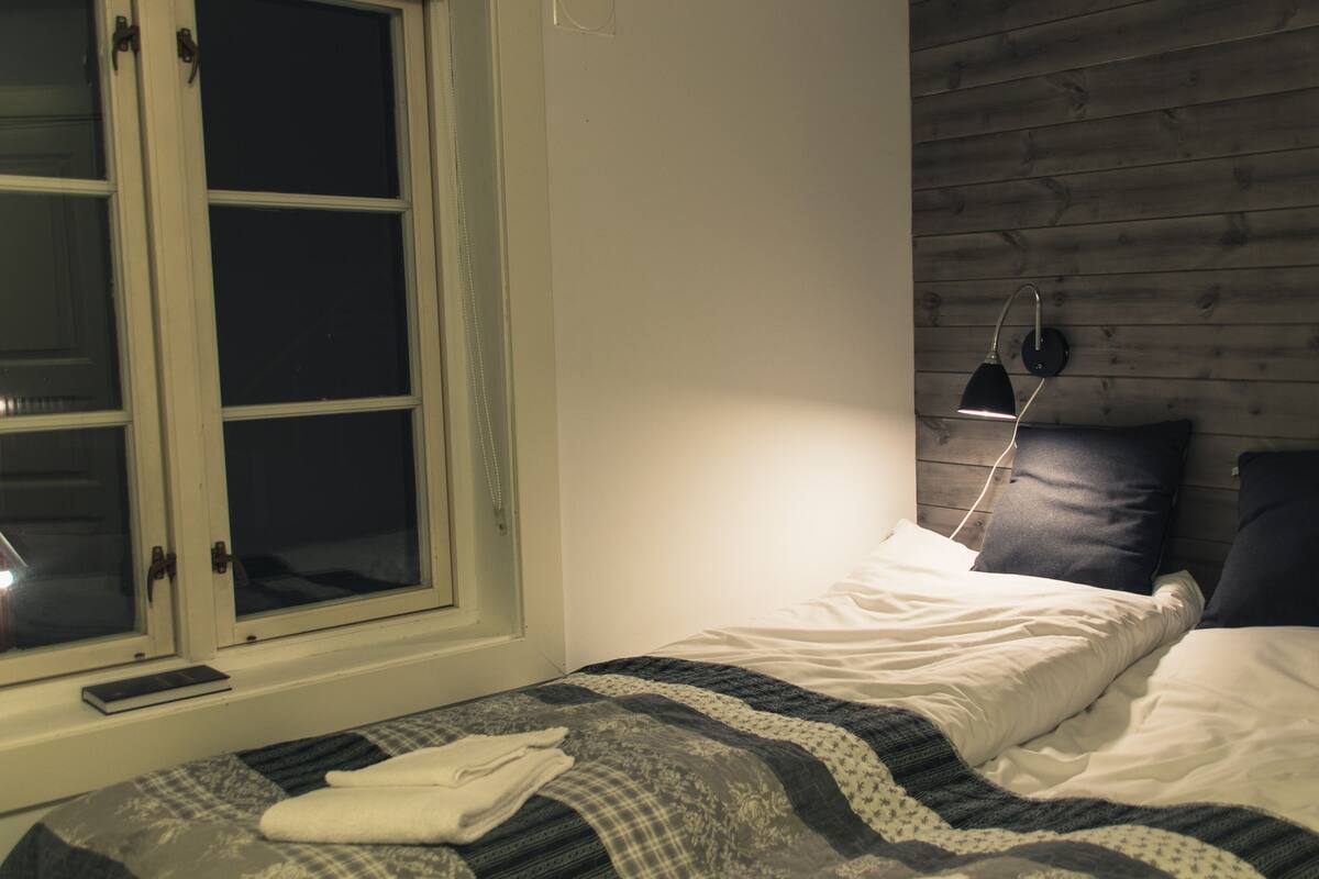 Room (203) | Free WiFi