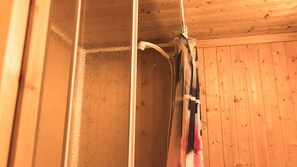Cottage (Kai-bua) | Bathroom | Shower, hair dryer, towels, soap
