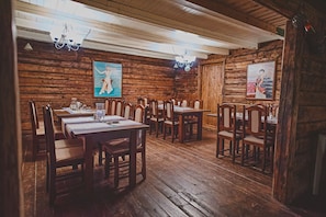 Family dining - Kræmmervika Havn (Vestvågøy)