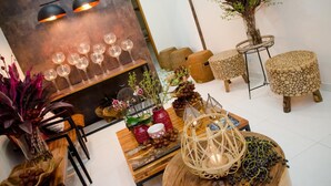 Un salon moderne avec une cheminée, des meubles en bois et des plantes décoratives.
