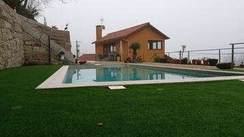 Utomhuspool och uppvÀrmd pool