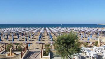 Plage privée, sable blanc, chaises longues, parasols