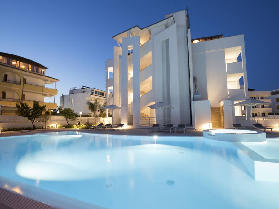 Piscina externa sazonal, guarda-sóis, espreguiçadeiras