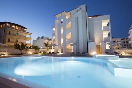 Seasonal outdoor pool, pool umbrellas, pool loungers. Forte 2 Hotel