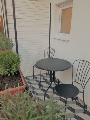 Outdoor dining - APARTMENT IN THE HEART OF THE CITY CENTER, SKADARLIJA, MOMO 3 (Stari Grad)