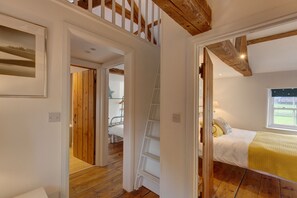 3 bedrooms, iron/ironing board, internet, bed sheets