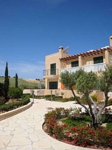 Modern  Beautiful Town House/ Beautiful views. Centre 10 mins walk.   UK TV/WiFi