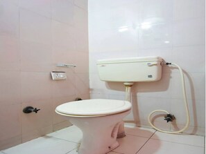 Dusche, kostenlose Toilettenartikel, Handtücher