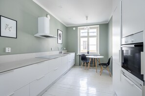 Prestige City Home | Private kitchen | Full-sized fridge, microwave, oven, stovetop - Scandinavian Apartments Fredrikinkatu (Helsinki)